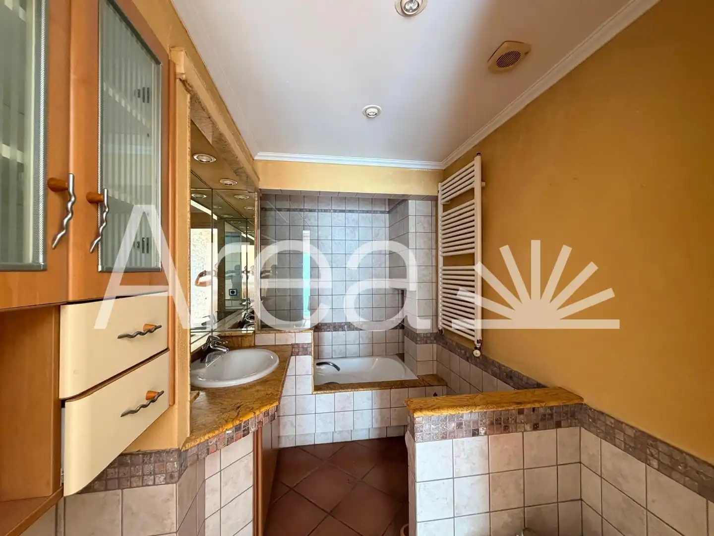 Badezimmer von Wohnung zum Verkauf in Pineda de Mar mit Klimaanlage, Heizung und Balkon