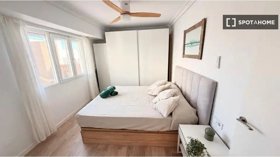 Schlafzimmer von Wohnung zur Miete in Valencia mit Klimaanlage, Heizung und Möbliert