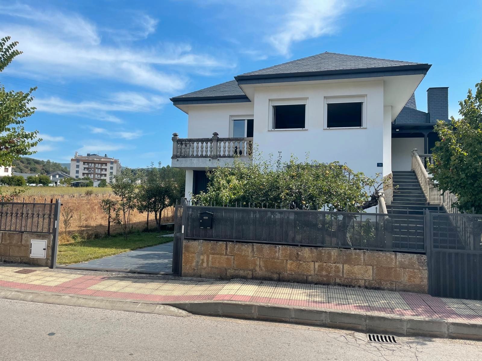 Vista exterior de Casa o xalet en venda en Puente de Domingo Flórez amb Calefacció, Jardí privat i Terrassa