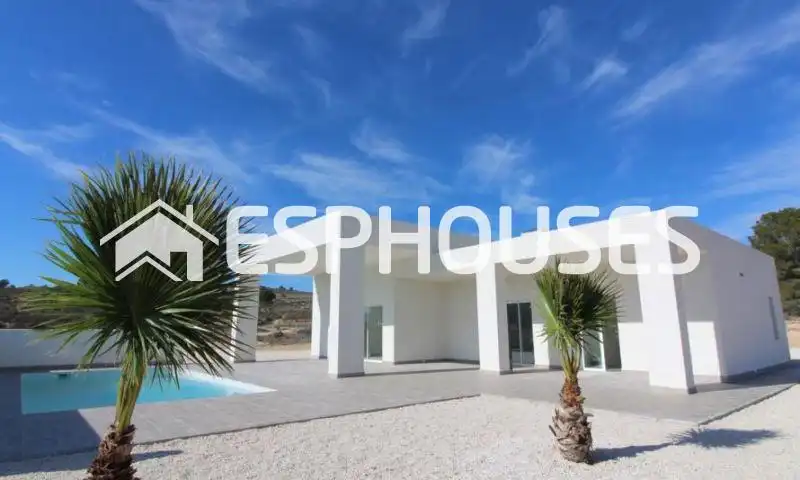 House with terrace for sale in El Pinós / Pinoso