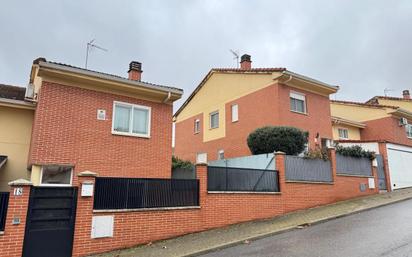 Außenansicht von Haus oder Chalet zum verkauf in Cabanillas del Campo mit Klimaanlage, Terrasse und Schwimmbad