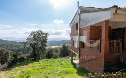 Vista exterior de Casa o xalet en venda en Castellar del Vallès amb Jardí privat