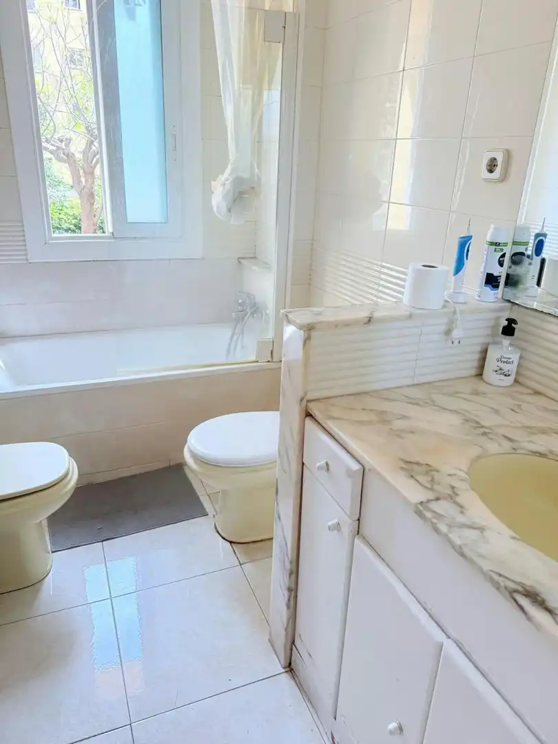 Baño de Piso para compartir en Barcelona con Lavadora