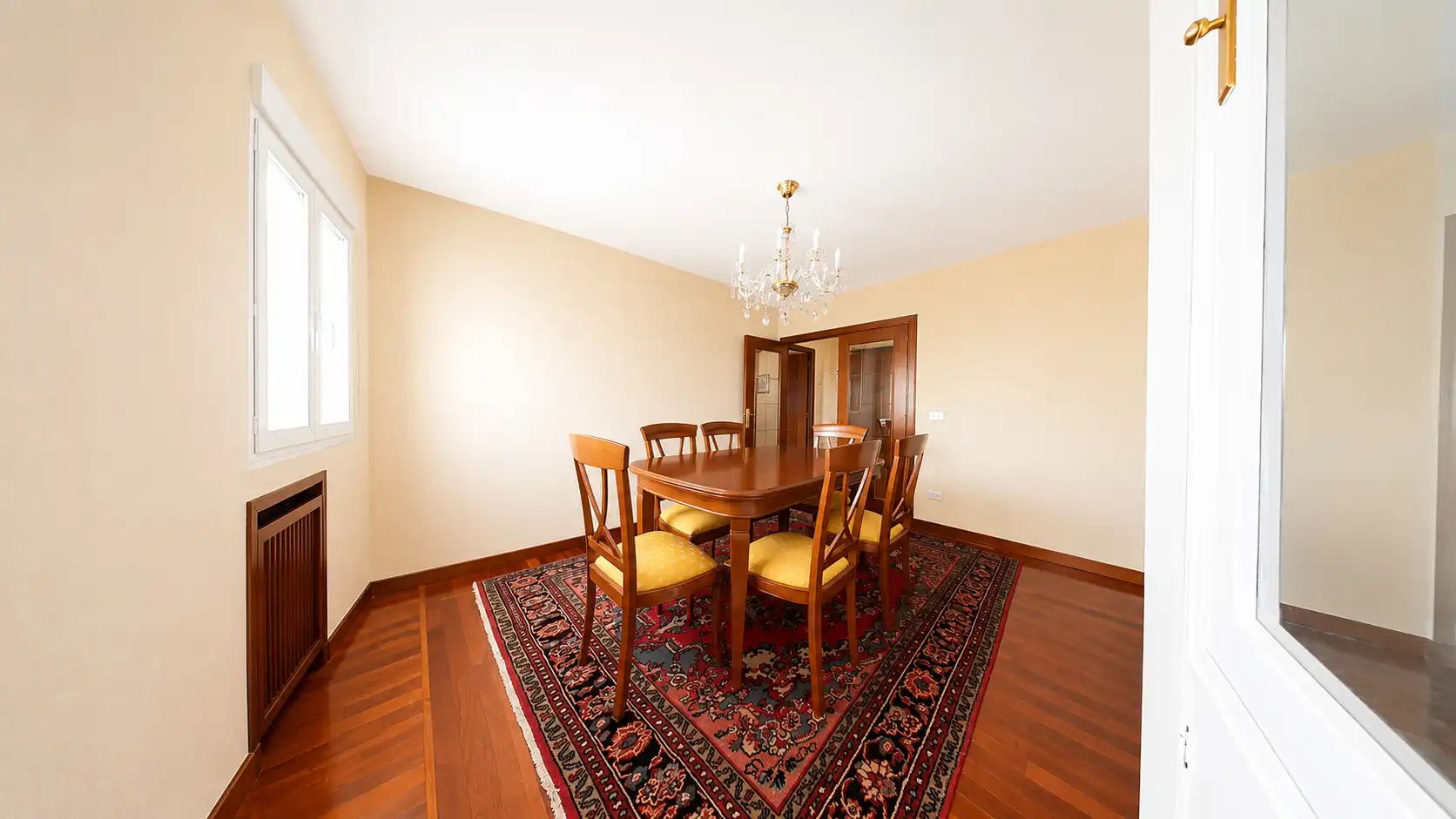 Comedor de Piso en venta en Vigo  con Calefacción, Parquet y Amueblado