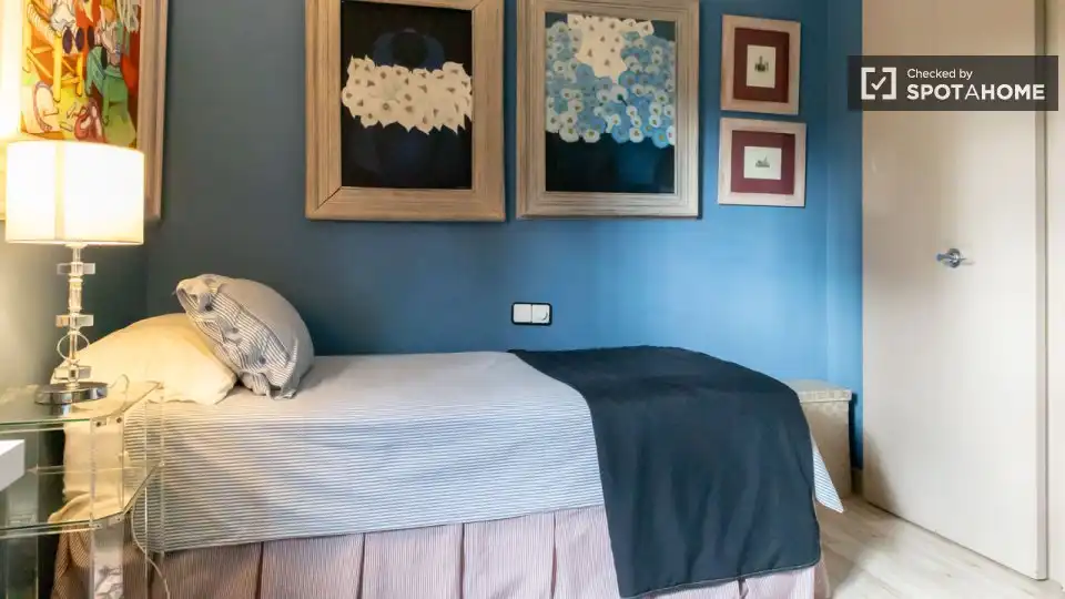 Bedroom of Flat for share in Madrid  with Air Conditioner, Heating and Furnished