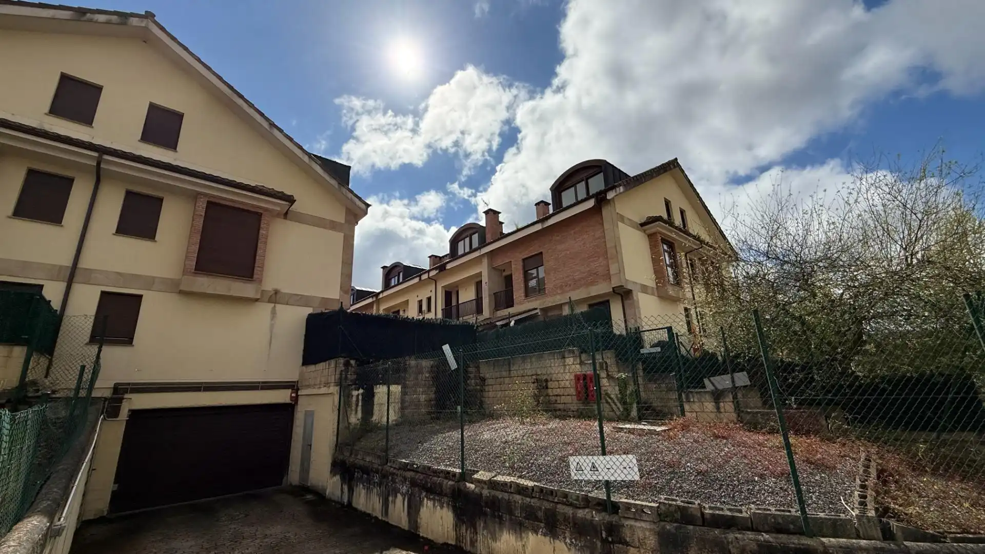 Vista exterior de Edificio en venta en Reocín