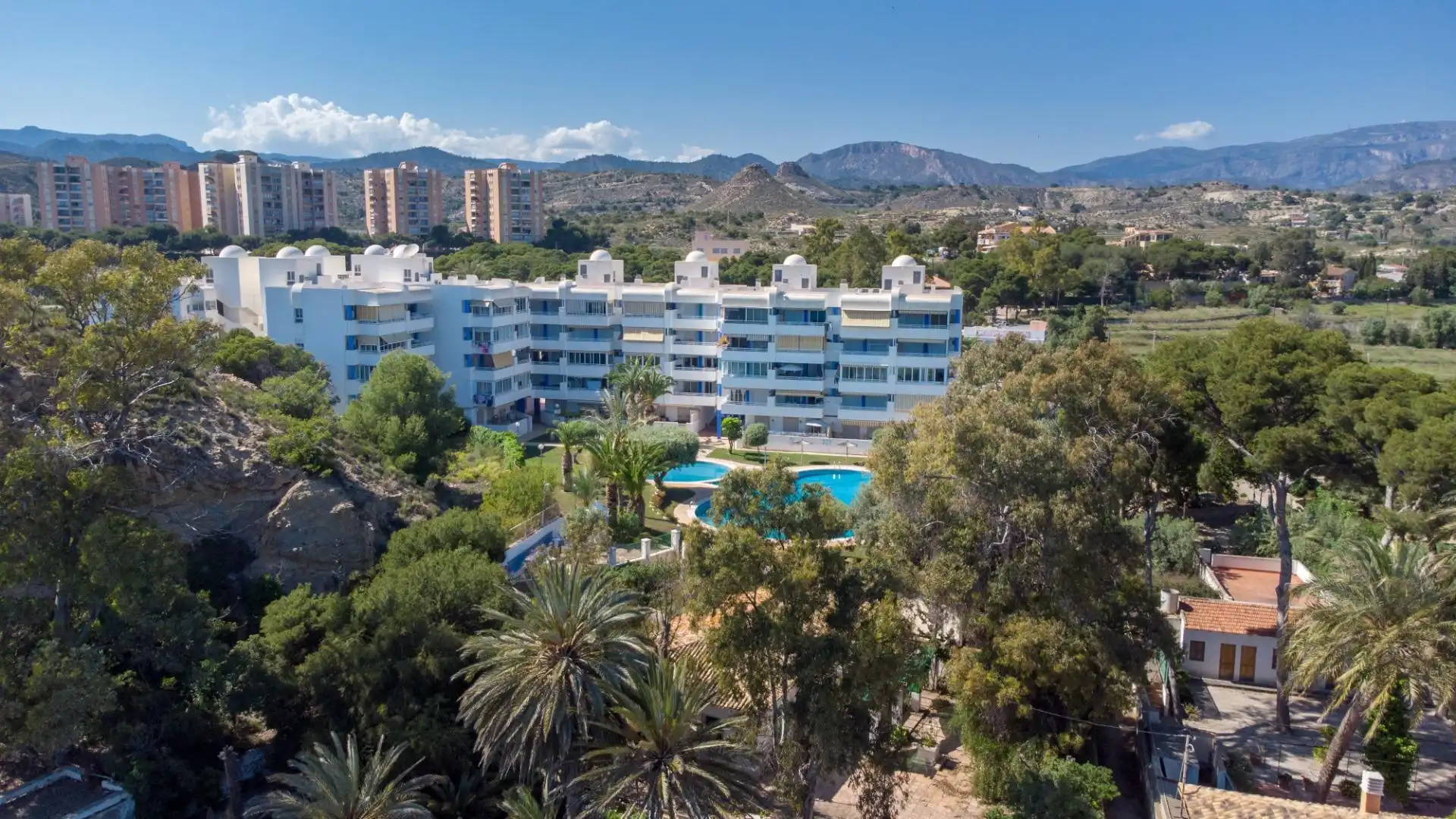 Vista exterior de Casa adosada en venda en Villajoyosa / La Vila Joiosa amb Aire condicionat, Moblat i Piscina comunitària