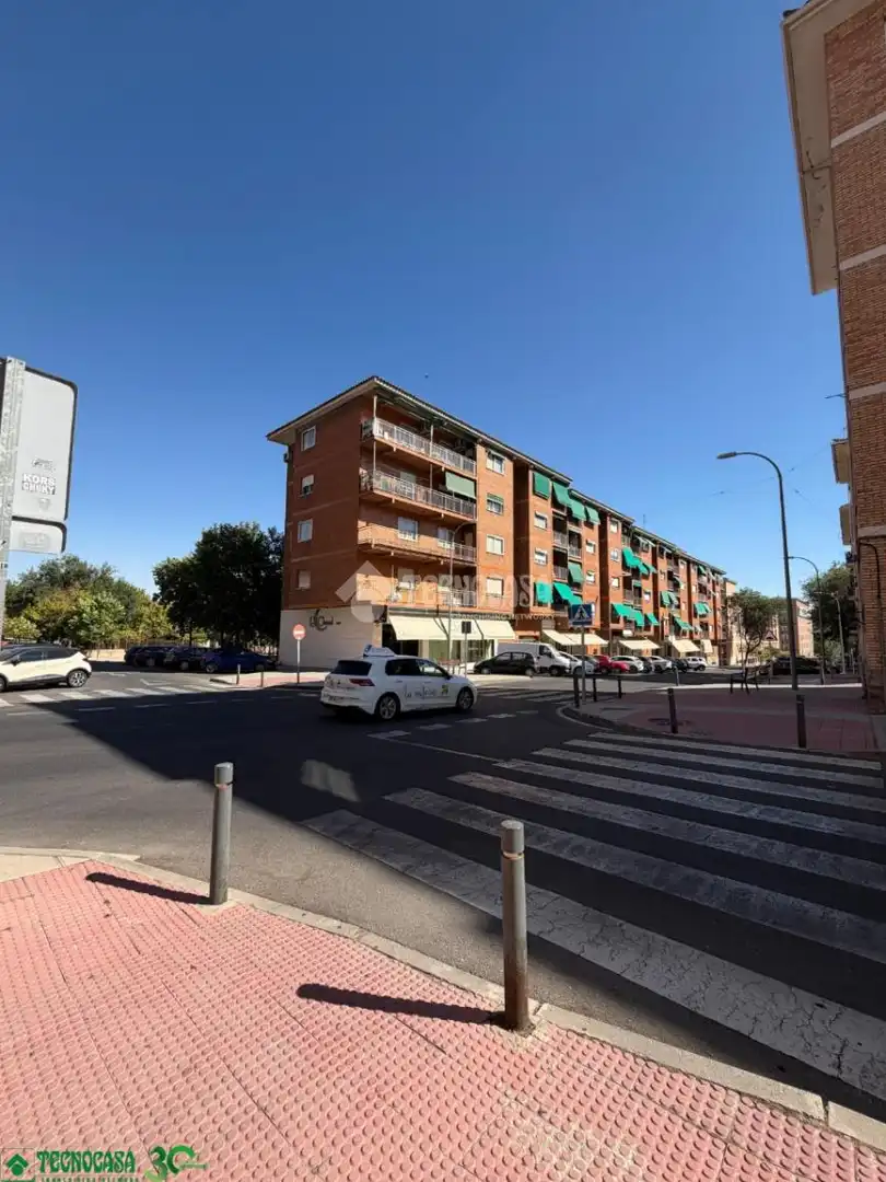 Vista exterior de Local en venda en Toledo amb Aire condicionat