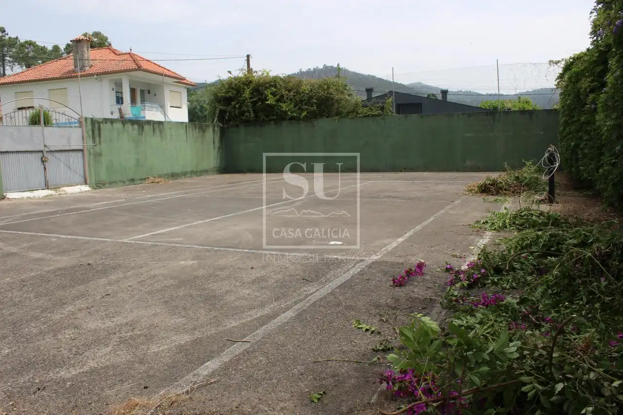 Aparcament de Casa o xalet en venda en Nigrán amb Calefacció, Jardí privat i Terrassa