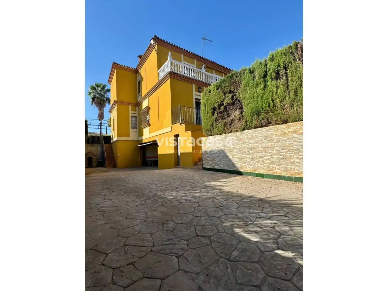 Vista exterior de Casa o xalet en venda en Mairena del Alcor amb Aire condicionat, Calefacció i Jardí privat