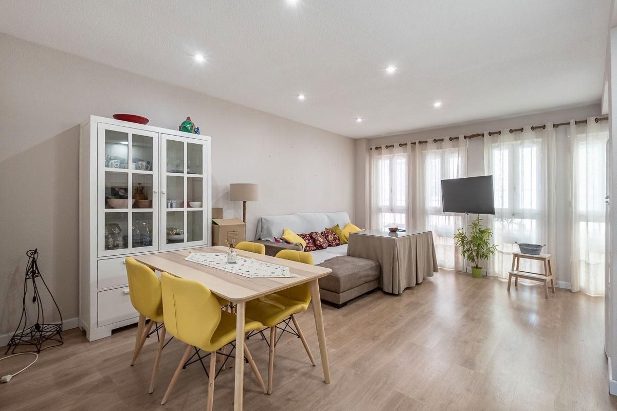 Living room of Flat for sale in  Granada Capital  with Heating, Storage room and Oven
