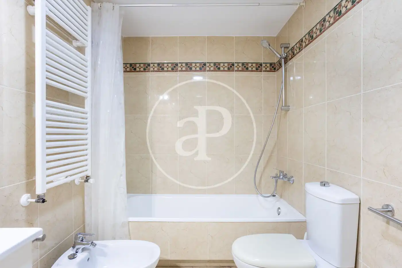Badezimmer von Wohnung zur Miete in Valencia mit Klimaanlage, Heizung und Privatgarten