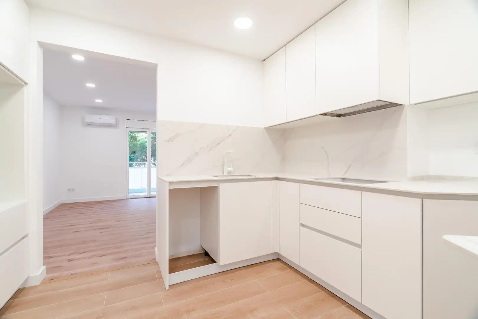 Küche von Wohnung zum Verkauf in Tarragona mit Klimaanlage und Balkon