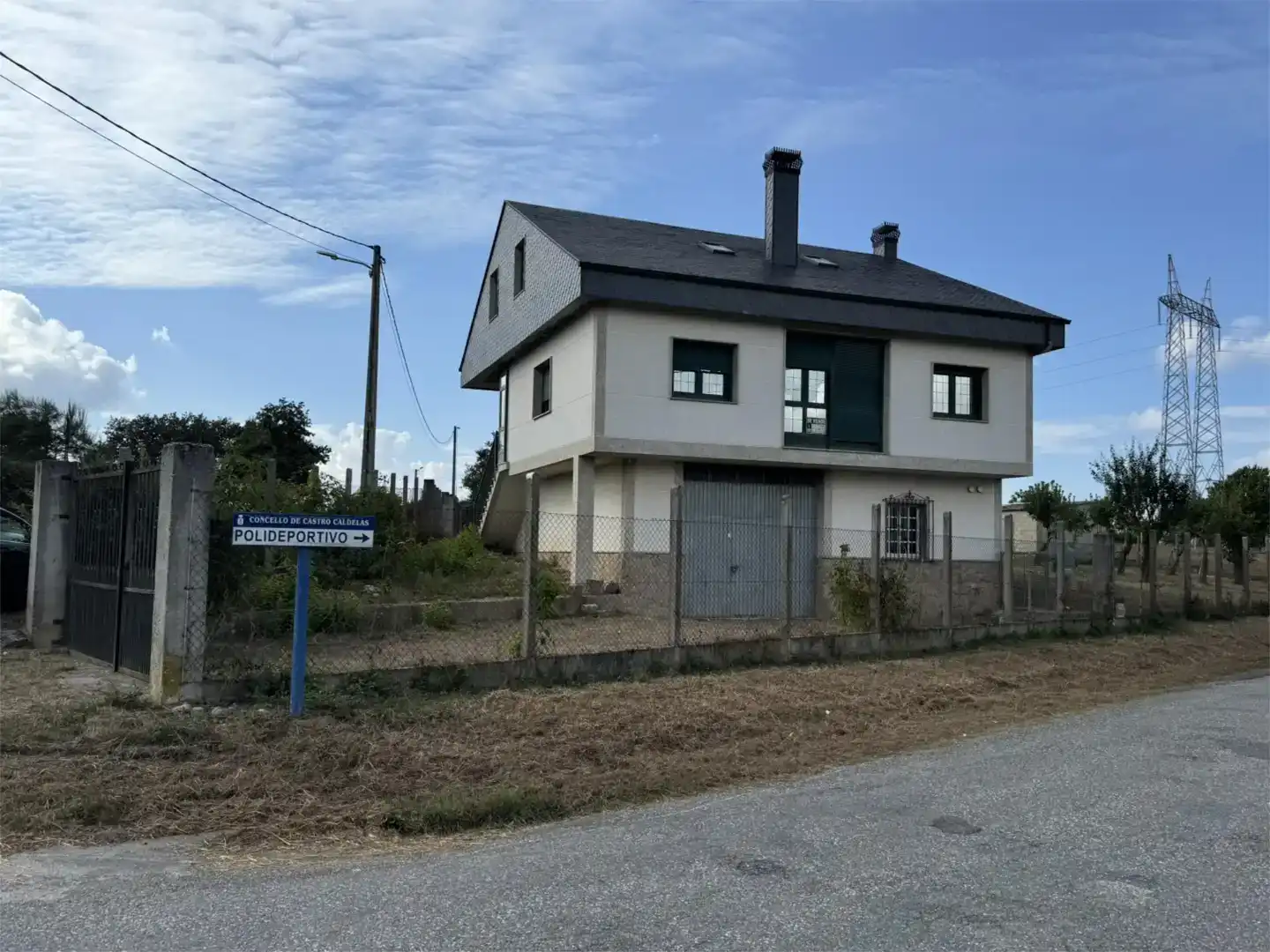 Vista exterior de Casa o xalet en venda en Castro Caldelas amb Jardí privat, Traster i Moblat