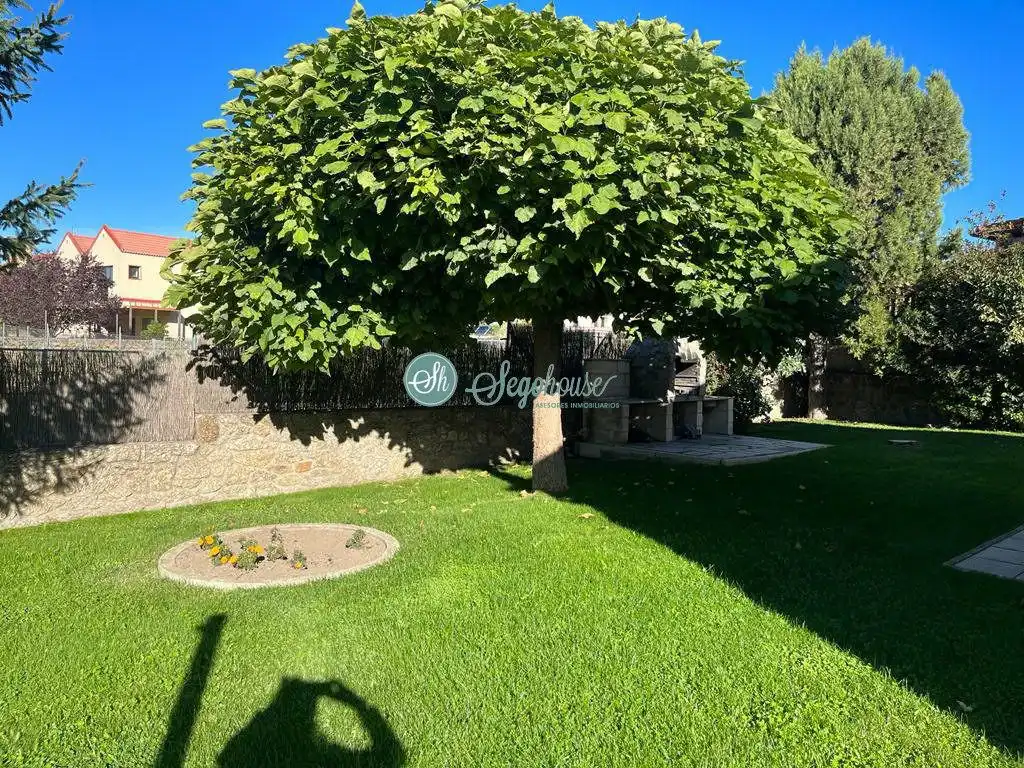 Casa o xalet de lloguer en Palazuelos de Eresma amb Calefacció, Terrassa i Moblat
