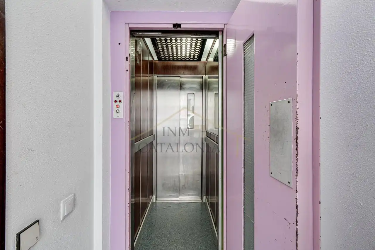 Flat for sale in Barcelona  with Alarm
