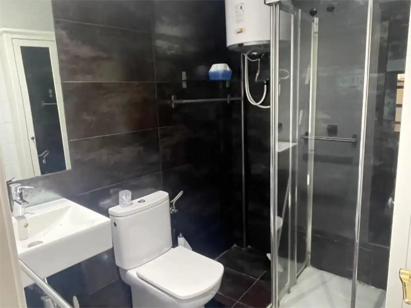 Bathroom of Flat for rent in Córdoba  with Air Conditioner, Private garden and Parquet flooring