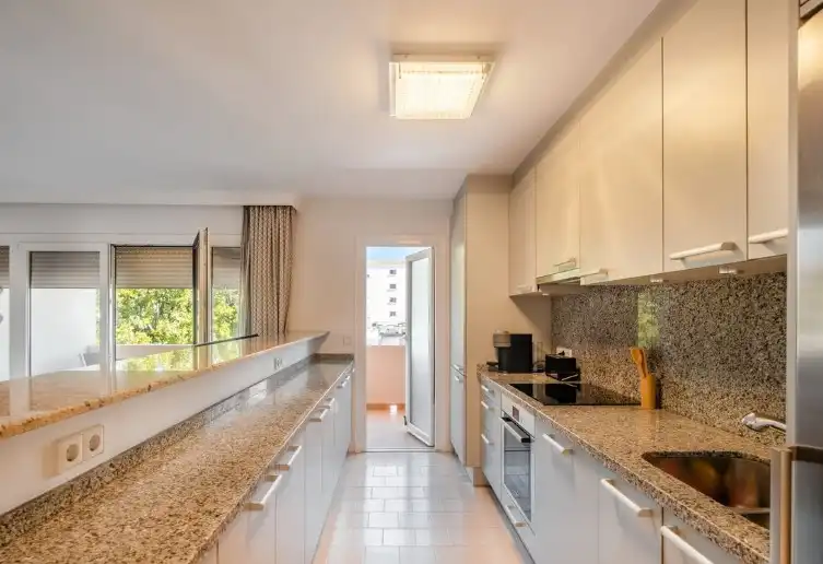 Cuina de Apartament en venda en Marbella amb Aire condicionat, Calefacció i Jardí privat
