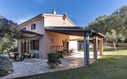 Vista exterior de Finca rústica en venda en Sant Llorenç des Cardassar amb Aire condicionat i Piscina