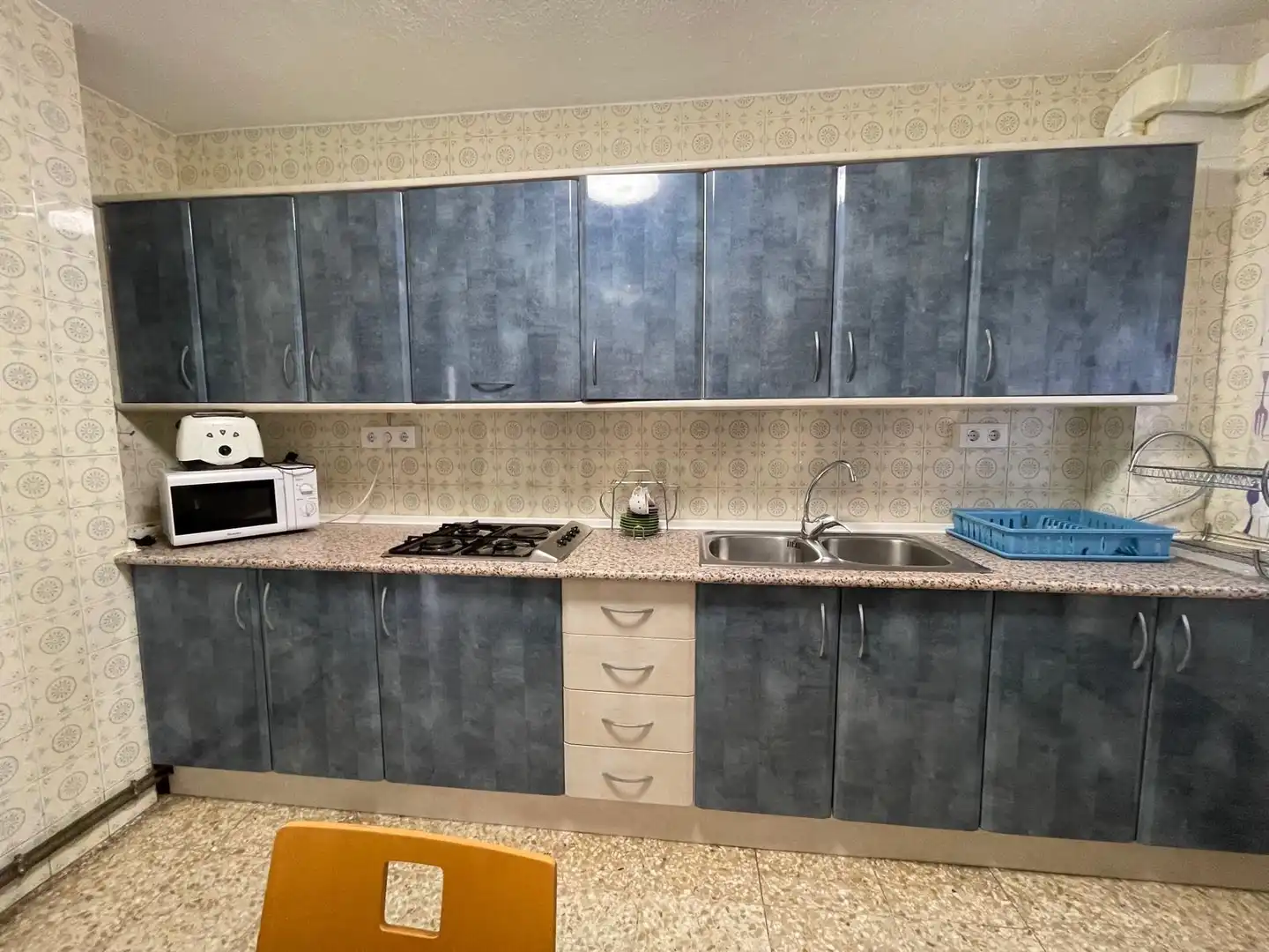 Cocina de Piso de alquiler en Granada con Lavadora, Microondas y TV