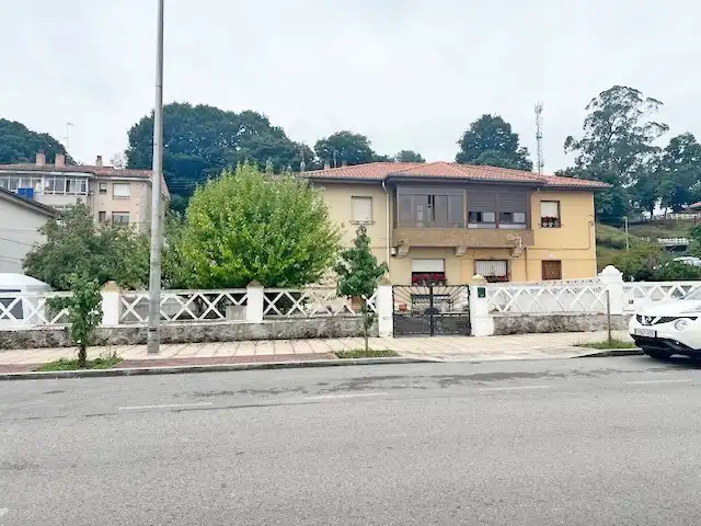 Vista exterior de Casa adosada en venda en Reocín amb Jardí privat, Terrassa i Traster