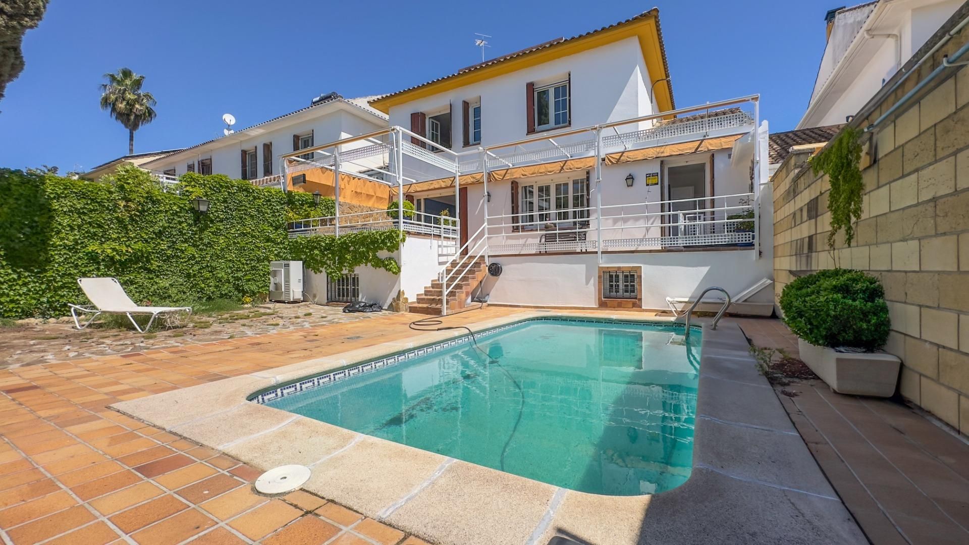 Vista exterior de Casa o xalet en venda en  Córdoba Capital amb Aire condicionat, Calefacció i Jardí privat