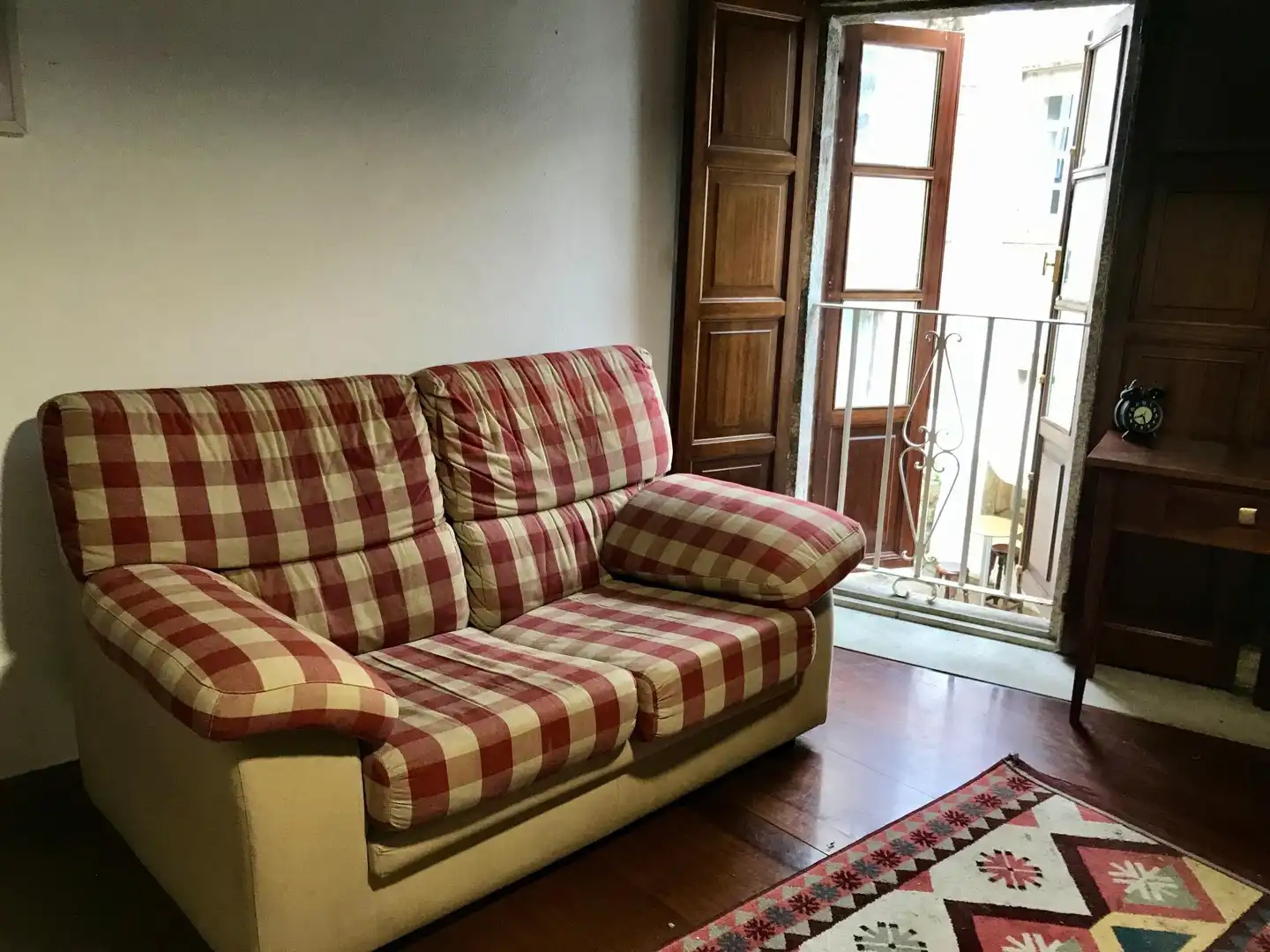 Sala d'estar de Casa adosada en venda en Santiago de Compostela  amb Balcó