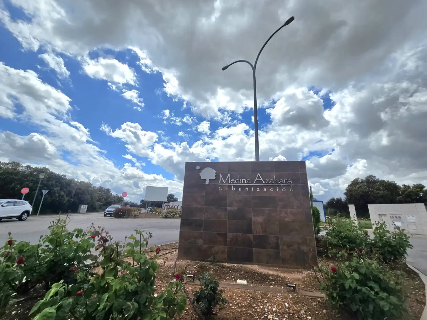 Vista exterior de Casa o xalet en venda en Chiloeches amb Calefacció, Jardí privat i Piscina