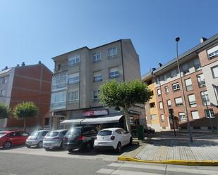 Vista exterior de Pis en venda en Ponferrada amb Calefacció