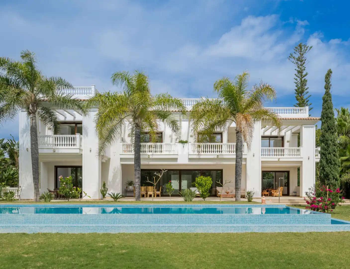 Vista exterior de Casa o xalet en venda en Estepona amb Calefacció, Jardí privat i Piscina