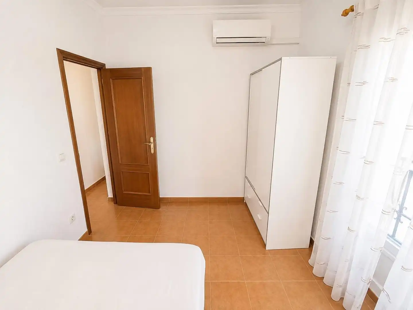 Schlafzimmer von Wohnung zur Miete in Madrid mit Heizung, Möbliert und Balkon