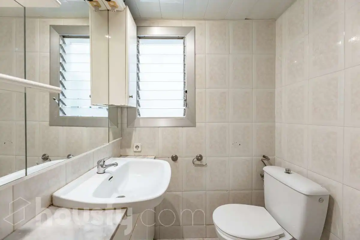 Bathroom of Flat for sale in Barcelona
