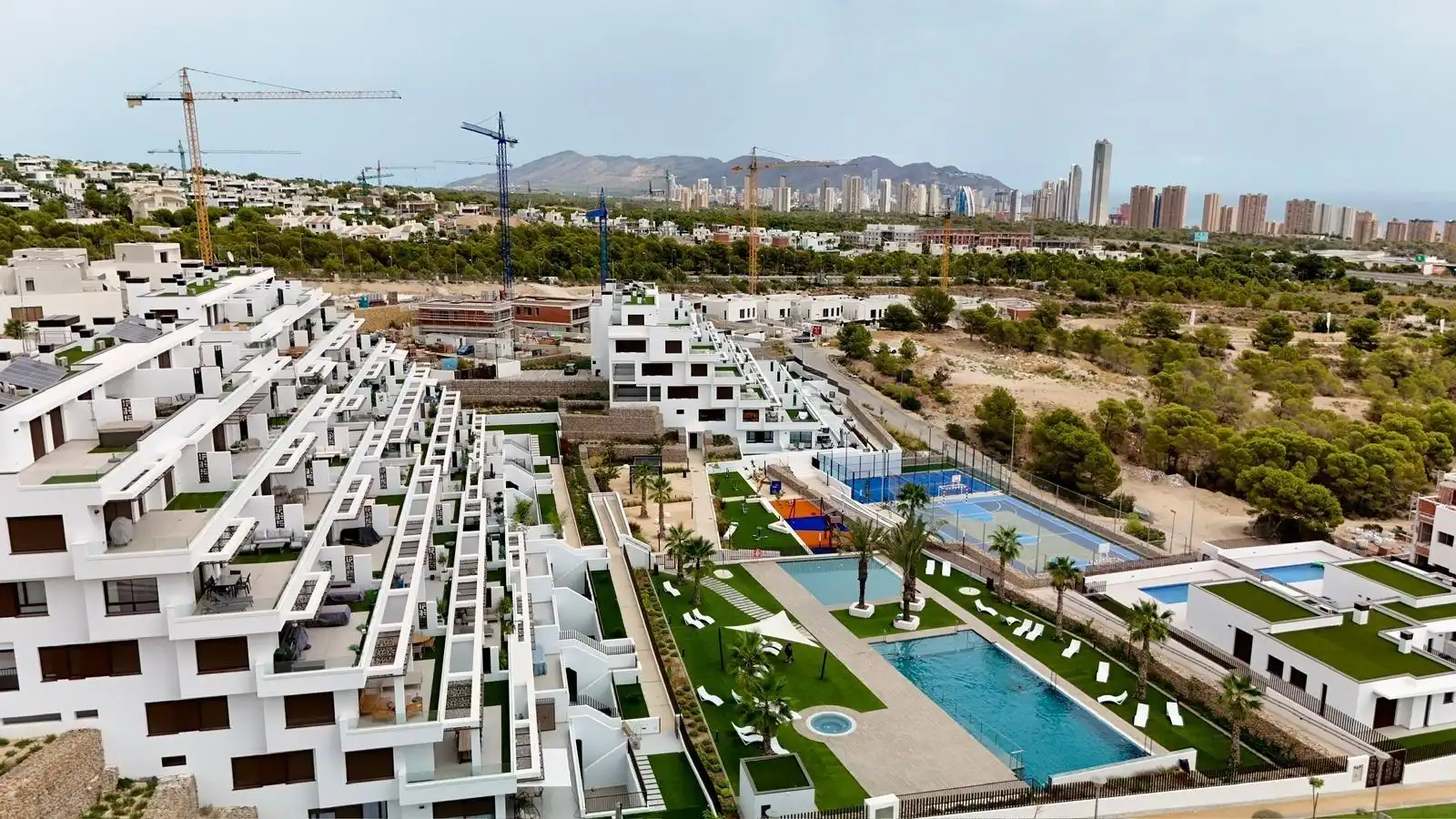 Vista exterior de Apartament de lloguer en Finestrat amb Aire condicionat, Jardí privat i Terrassa