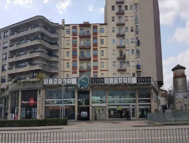 Individual amb ascensor en venda a Plaça d'Europa