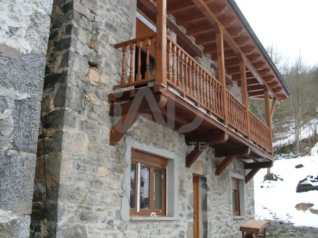 Außenansicht von Country house zum Verkauf in Oseja de Sajambre mit Heizung