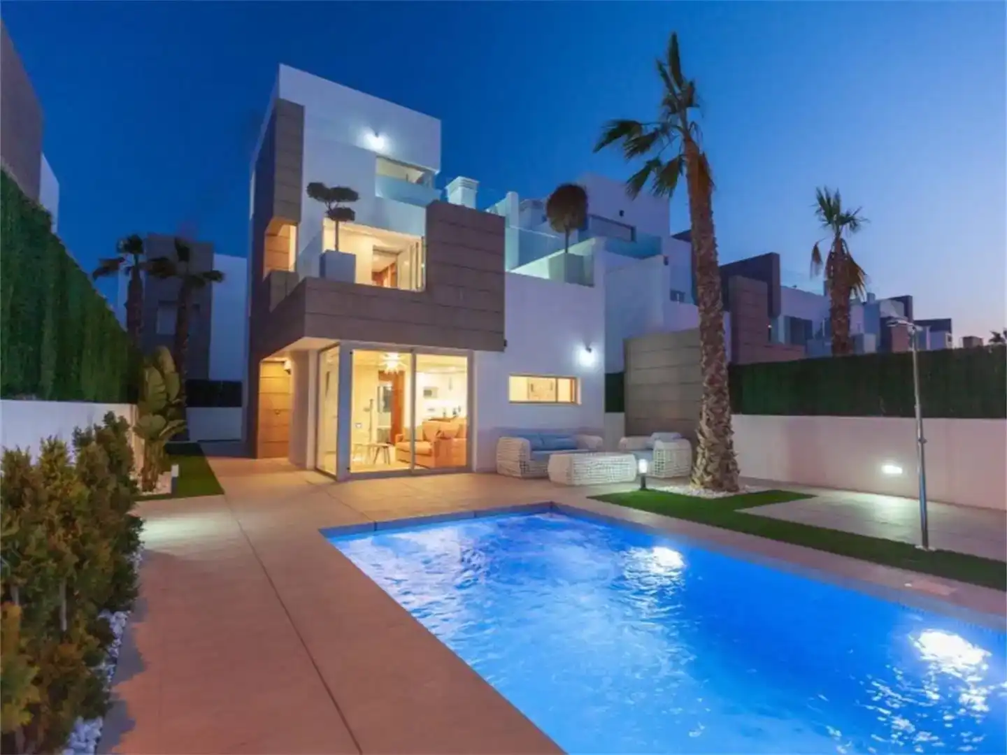 Vista exterior de Casa o xalet en venda en Guardamar del Segura amb Aire condicionat, Piscina i Balcó