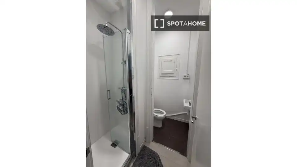 Bathroom of Flat for rent in Barcelona  with Air Conditioner, Heating and Furnished
