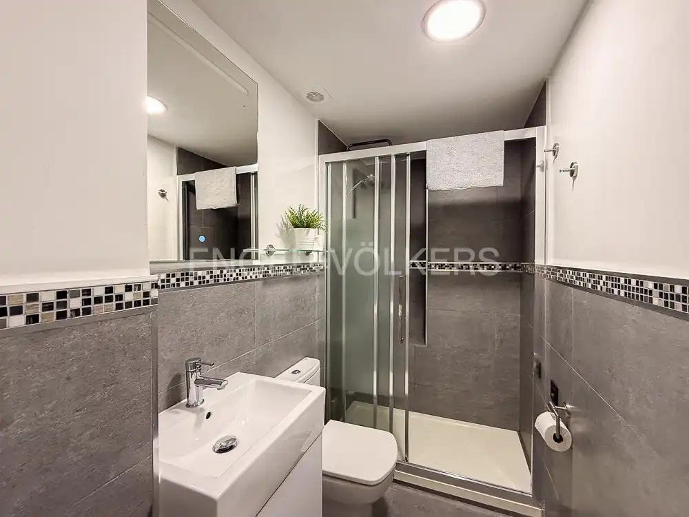 Bathroom of Flat for rent in Valencia  with Air Conditioner, Heating and Furnished