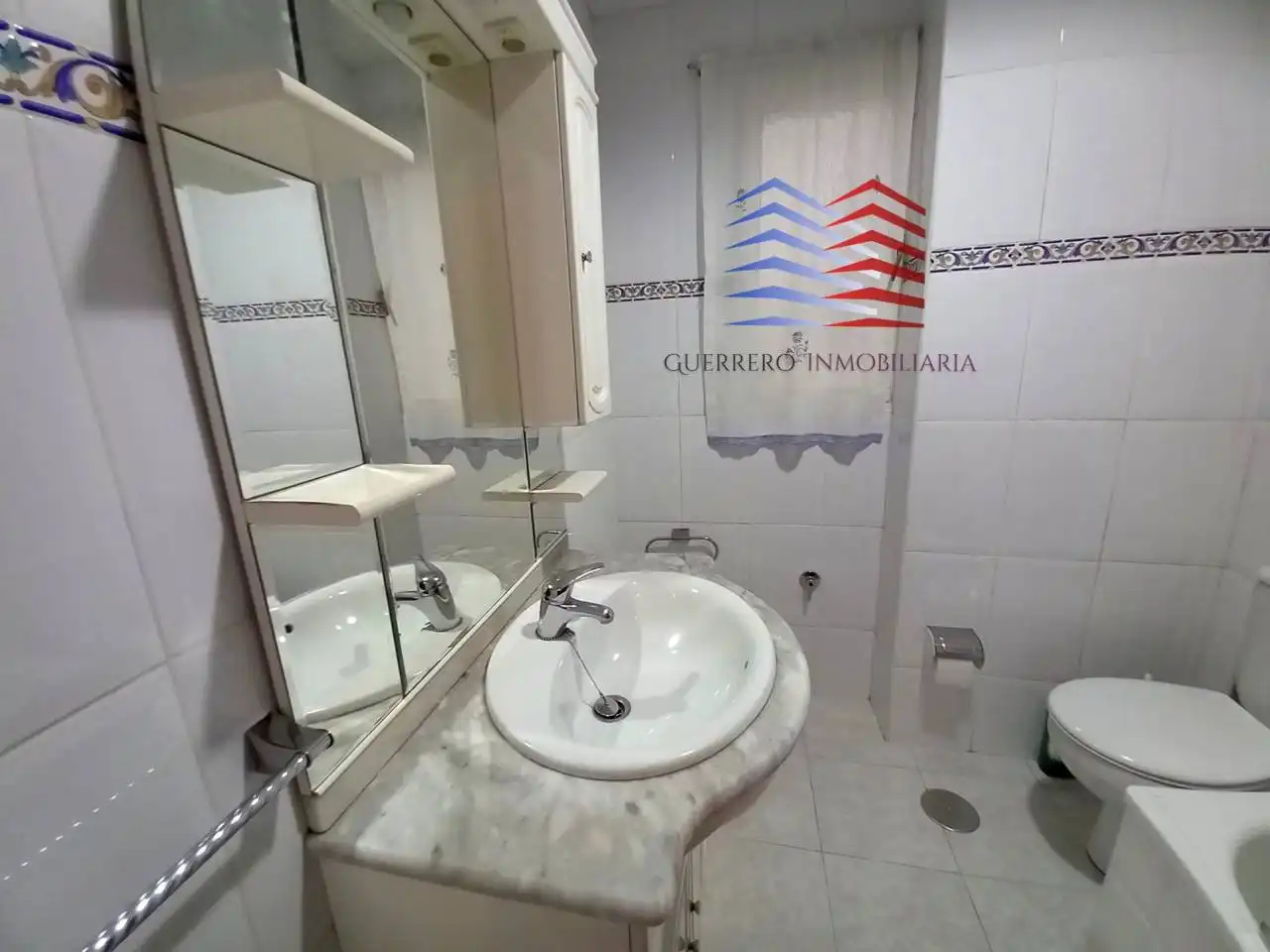 Bany de Apartament de lloguer en Ourense Capital  amb Calefacció, Terrassa i Traster