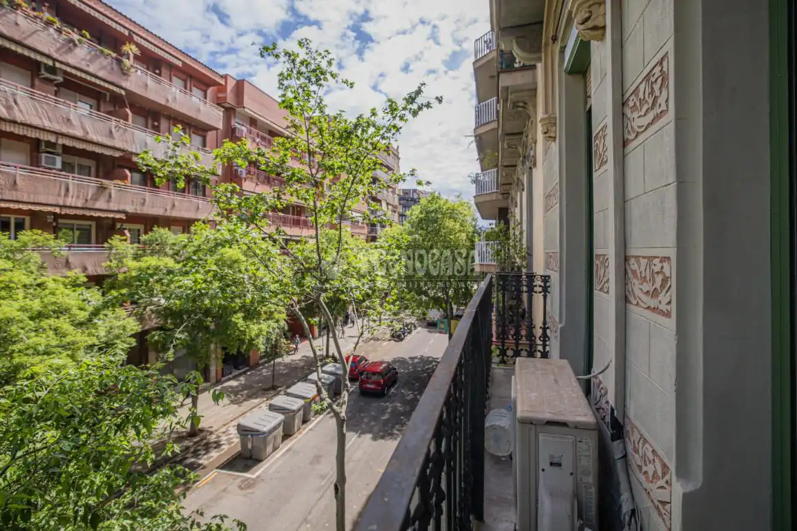 Vista exterior de Piso en venta en Barcelona con Balcón