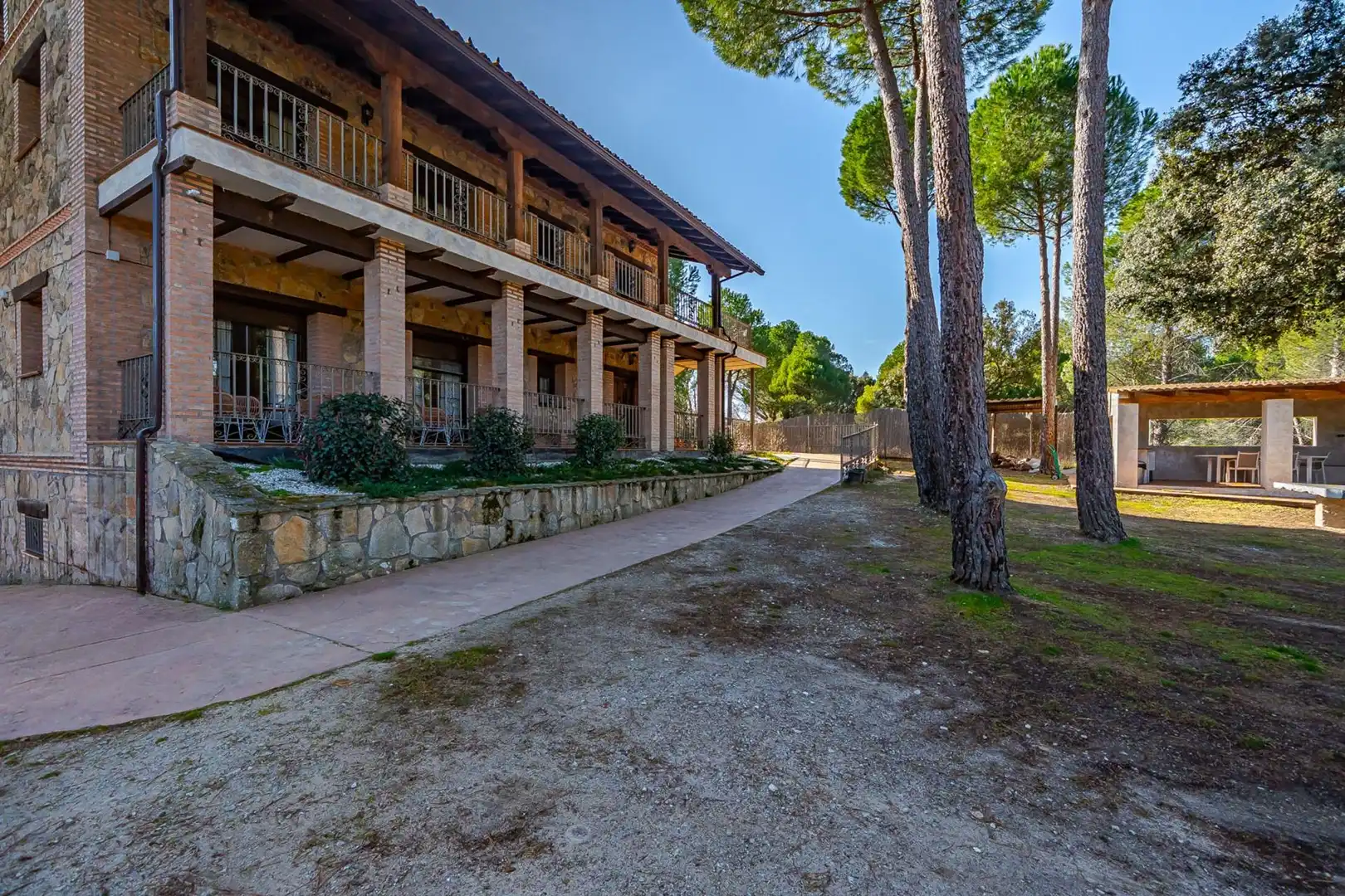 Vista exterior de Finca rústica en venda en El Tiemblo  amb Calefacció, Jardí privat i Terrassa