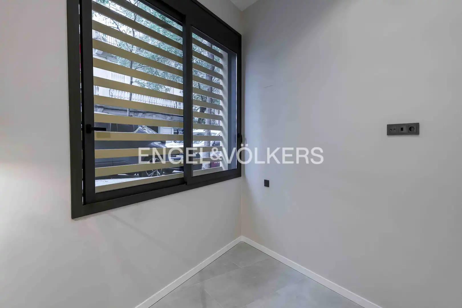 Balcony of Ground floor for sale in Barcelona  with Air Conditioner and Heating