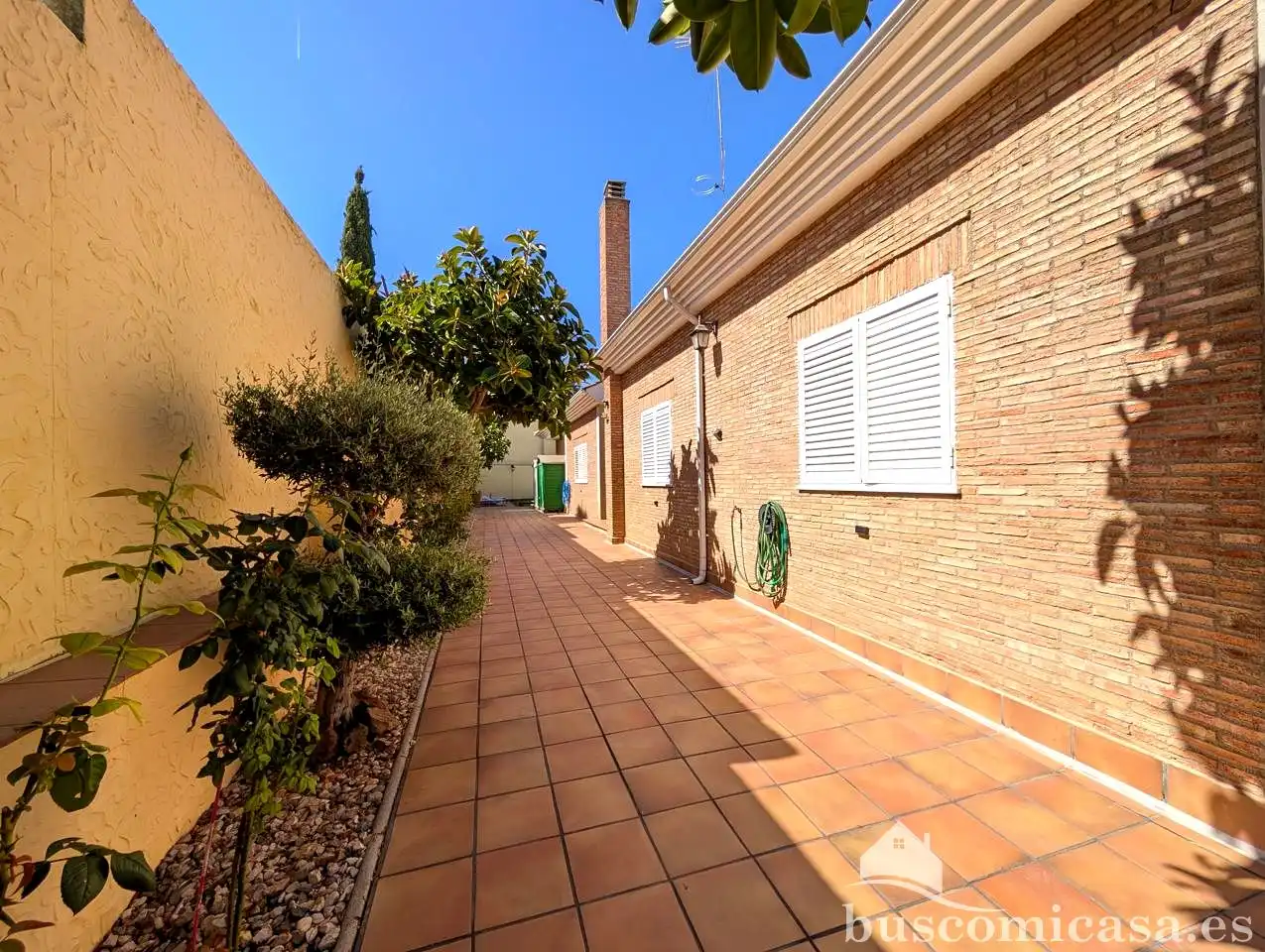 Vista exterior de Casa o xalet en venda en Linares amb Aire condicionat, Calefacció i Jardí privat