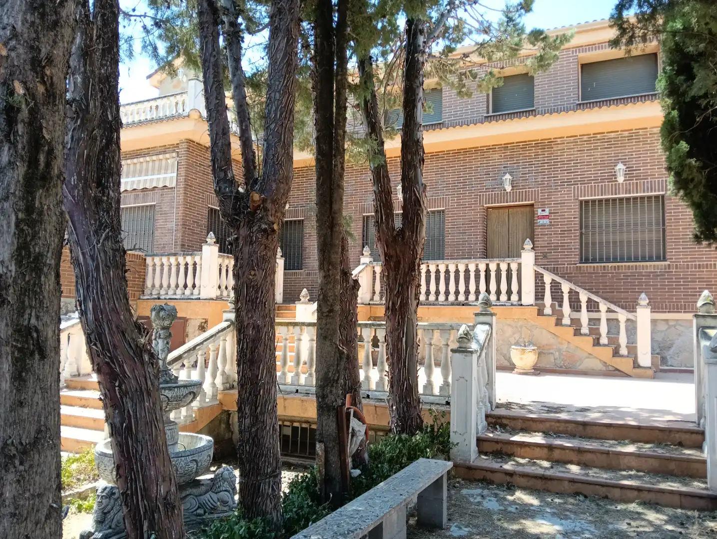 Vista exterior de Casa o xalet en venda en Casarrubios del Monte amb Aire condicionat, Calefacció i Jardí privat