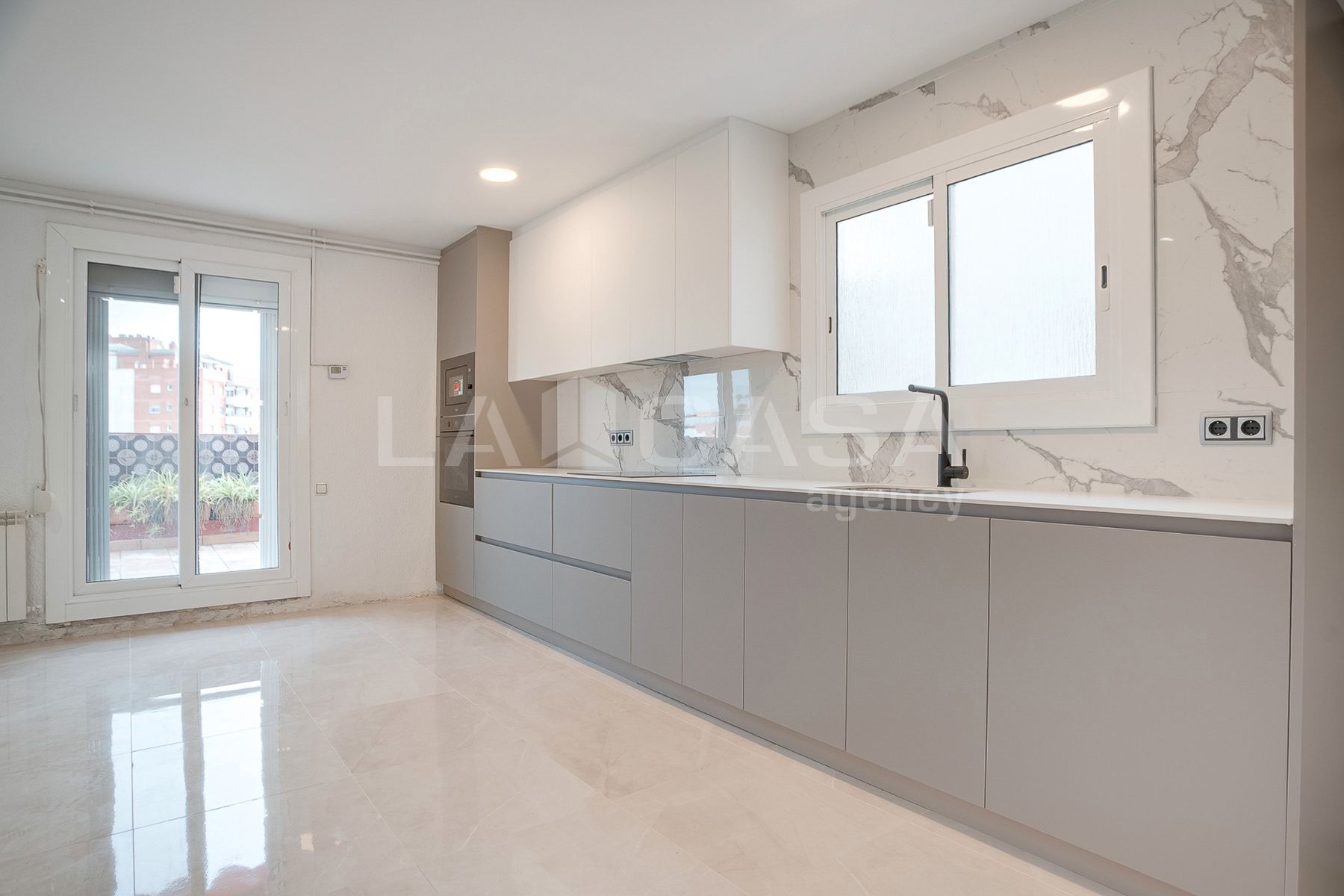 Cuina de Àtic en venda en L'Hospitalet de Llobregat amb Terrassa