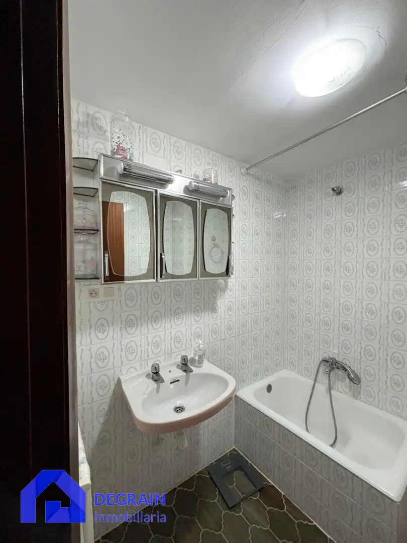 Baño de Piso de alquiler en Oviedo  con Calefacción, Terraza y Trastero