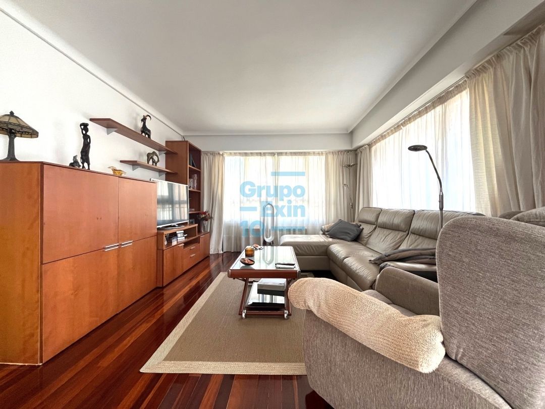 Sala d'estar de Pis en venda en Donostia - San Sebastián  amb Calefacció, Terrassa i Balcó