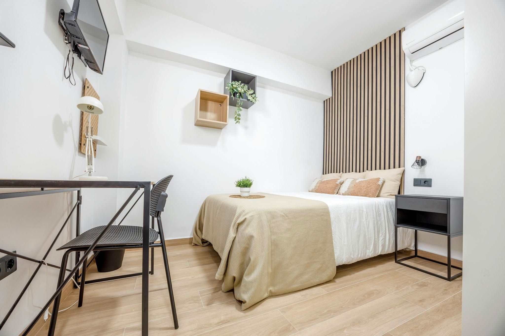 Bedroom of Flat to share in  Valencia Capital  with Air Conditioner, Heating and Washing machine