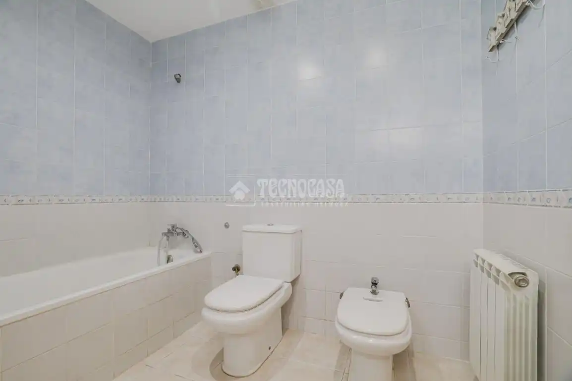Badezimmer von Einfamilien-Reihenhaus zum Verkauf in Terrassa mit Klimaanlage, Heizung und Terrasse