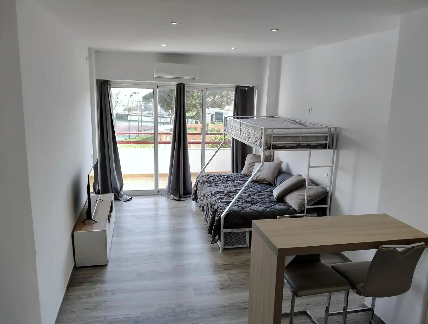 Schlafzimmer von Loft zum Verkauf in Roses mit Klimaanlage, Terrasse und Möbliert